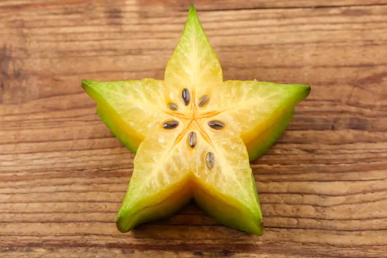 Carambola fatiada em forma de estrela mostrando polpa translúcida